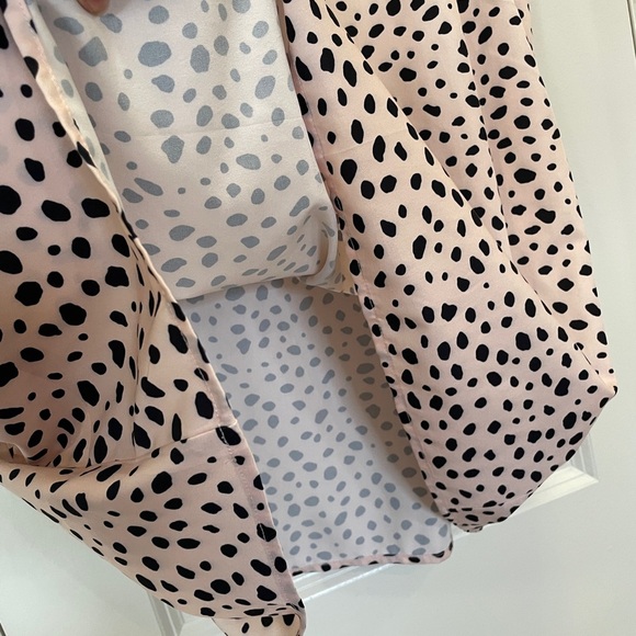 V-Neck Blouse with Cheetah Print - Picture 5 of 9